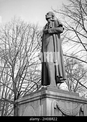 Das Schillerdenkmal in Königsberg, Ostpreußen 1930er Jahre. Monument of peot Friedrich Schiller at Koenigsberg, east Prussia, 1930s. Stock Photo