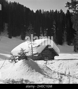 Ein Ausflug in ein Skigebiet in Bayern, Deutsches Reich 1930er Jahre. A trip to a Ski region in Bavaria, Germany 1930s. Stock Photo