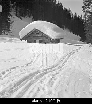 Ein Ausflug in ein Skigebiet in Bayern, Deutsches Reich 1930er Jahre. A trip to a Ski region in Bavaria, Germany 1930s. Stock Photo