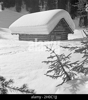 Ein Ausflug in ein Skigebiet in Bayern, Deutsches Reich 1930er Jahre. A trip to a Ski region in Bavaria, Germany 1930s. Stock Photo