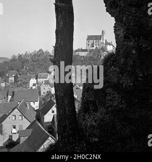 Die Burg über der Ortschaft Gößweinstein in der Fränkischen Schweiz, Deutschland 1930er Jahre. The castle above the village of Goessweinstein in the Franconian Switzerland, Gerrmany 1930s. Stock Photo