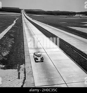 Mit dem Ford Eifel auf der Reichsautobahn bei Bayreuth, Deutschland 1930er Jahre. A Ford model Eifel on the Reichsautobahn highway near Bayreuth, Germany 1930s. Stock Photo