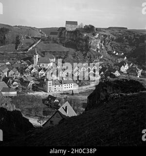 Blick auf die Ortschaft Pottenstein in Oberfranken, Deutschland 1930er Jahre. View to the little town Pottenstein at Upper Franconia, Germany 1930s. Stock Photo
