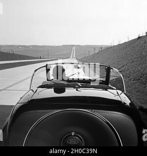 Mit dem Ford Eifel auf der Reichsautobahn bei Bayreuth, Deutschland 1930er Jahre. A Ford model Eifel on the Reichsautobahn highway near Bayreuth, Germany 1930s. Stock Photo