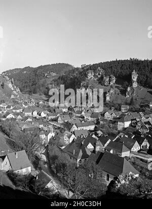 Blick auf die Ortschaft Pottenstein, Deutschland 1930er Jahre. View to the village of Pottenstein, Germany 1930s. Stock Photo