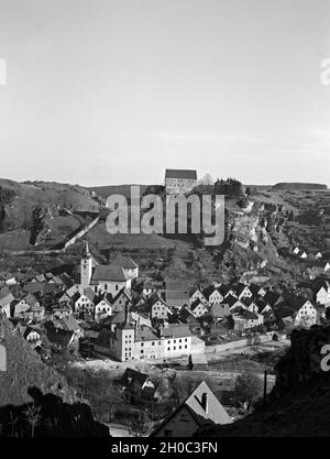 Blick auf die Ortschaft Pottenstein in Oberfranken, Deutschland 1930er Jahre. View to the town of Pottenstein in Upper Franconia, Germany 1930s. Stock Photo