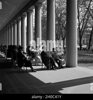 Kurgäste im Kurhaus Wiesbaden, Deutschland 1930er Jahre. Patients of a health resort at the Wiesbaden Kurhaus, Germany 1930s. Stock Photo