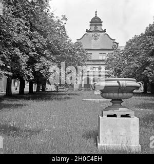 Im Garten vom Jagdschlo Kranichstein im Norden von Darmstadt, Deutschland 1930er Jahre. At the gardens of hunting lodge Kranichstein in the North of Darmstadt, Germany 1930s. Stock Photo