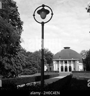 Das 1927 im Luisenpark in Mannheim eingeweihte Planetarium, Deutschland 1930er Jahre. The Mannheim planetarium was opened in 1927 at the Luisenpark public gardens. Stock Photo