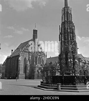Die Frauenkirche und der Schöner Brunnen in der Altstadt von Nürnberg, Deutschland 1930er Jahre. The church of Our Lady and the Schoener Brunnen fountain at Nuremberg, Germany 1930s. Stock Photo