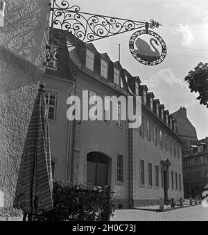 Das Goethehaus mit einer Gaststätte im Vordergrund in Weimar, Deutschland 1930er Jahre. The house of German poet Johann Wolfgang von Goethe and a restaurant in front of it at Weimar, Germany 1930s. Stock Photo