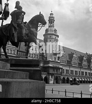 Das alte Rathaus in Leipzig mit einer Figurengruppe mit Kaiser Wilhelm I. davor, Deutschland 1930er Jahre. The old city hall of Leipzig with a Kaiser Wilhelm I memorial in front of it, Germany 1930s. Stock Photo