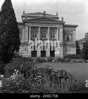 Das Gewandhaus im Musikviertel in Leipzig, Deutschland 1930er Jahre. The Gewandhaus concert hall at Leipzig, Germany 1930s. Stock Photo