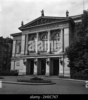Das Gewandhaus im Musikviertel in Leipzig, Deutschland 1930er Jahre. The Gewandhaus concert hall at Leipzig, Germany 1930s. Stock Photo