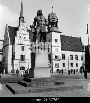 Altes Rathaus und Händel Denkmal in Halle an der Saale, Deutschland 1930er Jahre. City hall and Haendel monument at Halle at river Saale, Germany 1930s. Stock Photo