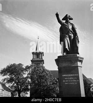 Das Denkmal für Fürst und Herzog Leopold III. Friedrich Franz von Anhalt Dessau in Dessau, Deutschland 1930er Jahre. Monument of Leopold III Friedrich Franz at Dessau, Germany 1930s. Stock Photo
