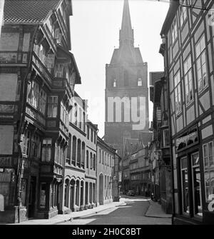In der Innenstadt von Hildesheim mit Blick auf die St. Andreaskirche, Deutschland 1930er Jahre. Inner city of Hildesheim with St. Andrew's church, Germany 1930s. Stock Photo