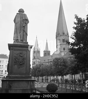 Blick hinter dem Beethoven Denkmal zum Münster in Bonn, Deutschland 1930er Jahre. View from behind the Beethoven monument to the minster at Bonn, Germany 1930s. Stock Photo