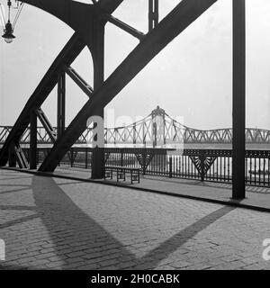 Die neue Rheinbrücke über den Rhein in Duisburg, Deutschland 1930er Jahre. New bridge over river Rhine at Duisburg, Germany 1930s. Stock Photo