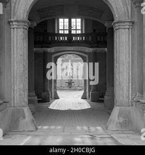Blick in den Eingangsbereich von Kloster Melk in Österreich, 1930er Jahre. View to the inner courtyard of Melk Abbey in Austria, 1930s. Stock Photo