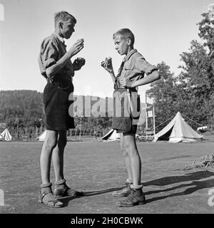 Zwei Hitlerjungen essen ihr Butterbrot im Hitlerjugend Lager, Österreich 1930er Jahre. Two Hitler youths eating their sandwiches at the Hitler youth camp, Austria 1930s. Stock Photo