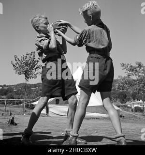 Zwei durstige Hitlerjungen streiten um die Wasserflasche im Hitlerjugend Lager, Österreich 1930er Jahre. Two thirsty Hitler youth quarreling for a bottle of water at the Hitler youth camp, Austria 1930s. Stock Photo