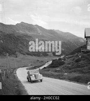 Mit dem Opel Olympia unterwegs durch Österreich, 1930er Jahre. Travelling through Austria by car, 1930s. Stock Photo