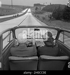 Mit dem Opel Olympia unterwegs durch Österreich, 1930er Jahre. Travelling through Austria by car, 1930s. Stock Photo