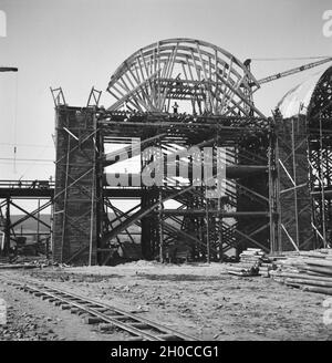 Bauarbeiter auf der Baustelle an einer Brücke, Deutschland 1930er Jahre. Construction workers working on a bridge, Germany 1930s. Stock Photo