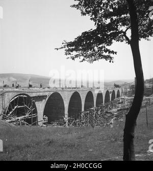 Bauarbeiter auf der Baustelle an einer Brücke, Deutschland 1930er Jahre. Construction workers working on a bridge, Germany 1930s. Stock Photo