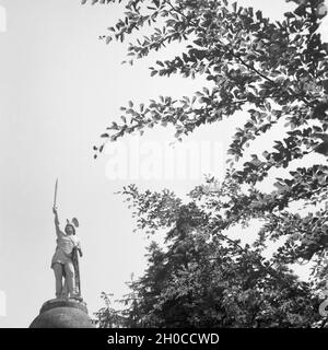 Das Hermannsdenkmal in der Nähe von Hiddesen bei Detmold, Deutschland 1930er Jahre. Hermann monument next to Hiddesen near Detmold, Germany 1930s. Stock Photo