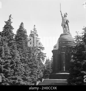 Das Hermannsdenkmal in der Nähe von Hiddesen bei Detmold, Deutschland 1930er Jahre. Hermann monument next to Hiddesen near Detmold, Germany 1930s. Stock Photo