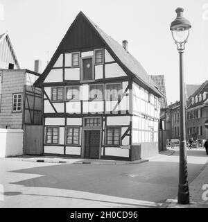 Fachwerkhaus in der Innenstadt von Soest in Westfalen, Deutschland 1930er Jahre. Timbered house at the inner city of Soest in Westfalia, Germany 1930s. Stock Photo