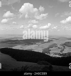 Wolken ziehen über die Landschaft der Rhön, Deutschland 1930er Jahre. Clouds moving over the panorama of the Rhoen area, Germany 1930s. Stock Photo
