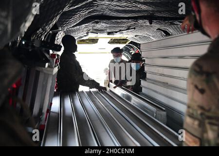 Joint Task Force-Bravo and Panamanian service members load building materials onto a U.S. Army CH-47 Chinook helicopter assigned to the 1st Battalion, 228th Aviation Regiment at Nicanor, Panama, Jan. 21, 2021. Exercise Mercury allows us to train on disaster response with our Panamanian partners increases our interoperability, enabling us to rapidly integrate and better respond in the event of a natural disaster. Stock Photo