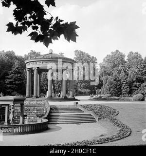 Der Elisabethenbrunnen im Kurpark von Bad Homburg, Deutschland 1930er Jahre. Elisabethenbrunnen well in the park at spa resort Bad Homburg, Germany 1930s. Stock Photo