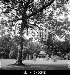 Der Thai Sala Tempel in einem Kurpark von Bad Homburg, Deutschland 1930er Jahre. Siamese Thai Sala temple at Bad Homburg spa gardens, Germany 1930s. Stock Photo