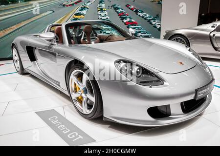 Porsche Carrera GT ganha pintura do catálogo da Ferrari - Motor Show