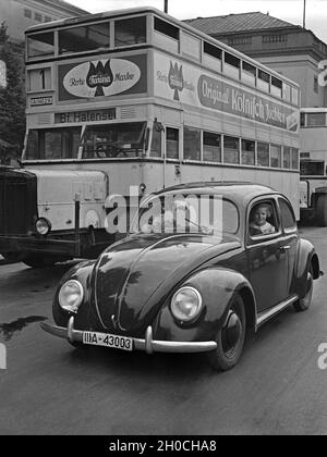 Unterwegs mit dem KdF-Wagen, dem Volkswagen Käfer, in der Reichshauptstadt Berlin, Deutschland 1930er Jahre. Travelling by car in the Volkswagen beetle, or 'KdF car', through Berlin, Germany 1930s. Stock Photo