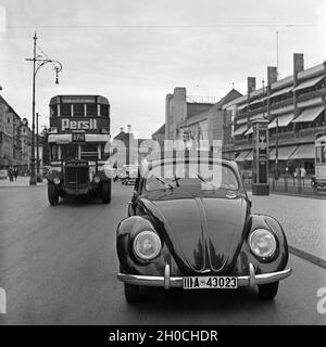 Unterwegs mit dem KdF-Wagen, dem Volkswagen Käfer, in der Reichshauptstadt Berlin, Deutschland 1930er Jahre. Travelling by car in the Volkswagen beetle, or 'KdF car', through Berlin, Germany 1930s. Stock Photo