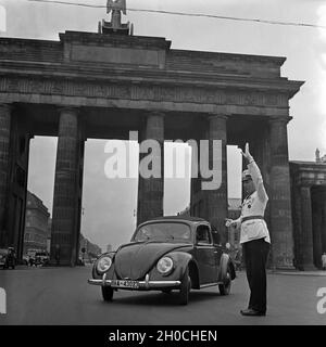 Unterwegs mit dem KdF-Wagen, dem Volkswagen Käfer, in der Reichshauptstadt Berlin, Deutschland 1930er Jahre. Travelling by car in the Volkswagen beetle, or 'KdF car', through Berlin, Germany 1930s. Stock Photo
