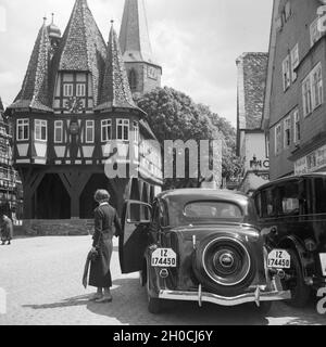 Autos parken vor dem Rathaus in Michelstadt im Odenwald in Hessen, Deutschland 1930er Jahre. Cars parking on front of the city hall at Michelstadt at the Odenwald region in Hesse, Germany 1930s. Stock Photo