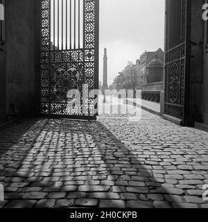 Am Portal zum Schloss in Darmstadt, gegenüber von Hotel Deuster 'Schilller Eck', Deutschland 1930er Jahre. At the entrance gate of Darmstadt castle, Germany 1930s. Stock Photo