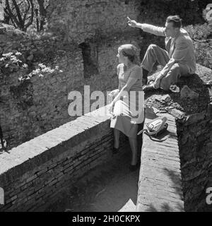 Ein junges Paar bei einer Besichtigungstour, Deutschland 1930er Jahre. A young couple on a sightseeing tour, Germany 1930s. Stock Photo
