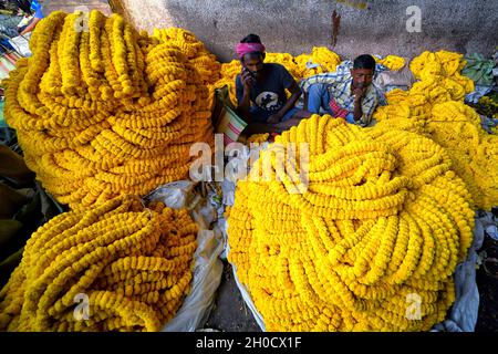 Traders seen waiting for the buyers at the flower market in Kolkata.People of Kolkata observing Durga puja which is the biggest Hindu festival running for 9 days all over India , today is the 7th day of the festival which is known as Saptami where pictures are depicting cultural vibes , market scenario and other daily life activities of common people on this day. (Photo by Avishek Das / SOPA Images/Sipa USA) Stock Photo