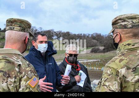 Steve Gladwell, chief of construction at the U.S. Army Corps of Engineers Sacramento District, speaks with Maj. Gen. William Graham, USACE deputy commanding general for civil and emergency operations, and Brig. Gen. Paul Owen, commanding general of the South Pacific Division, at Folsom Dam Dike 8 Jan. 27, 2021. Maj. Gen. Graham came to visit several district projects including Dike 8, Lower Cache Creek and the Sacramento Weir as part of a larger visit to the South Pacific Division. At each site, the general heard from project leaders within USACE and any other interagency collaborators and rec Stock Photo