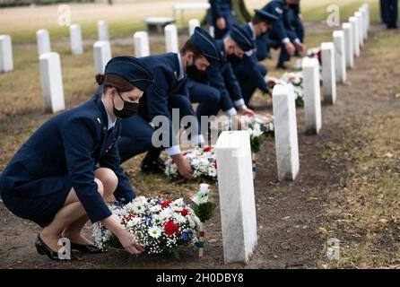U.S. Air Force 1st Lt. Allison Wohnoutka, an AC-130J Ghostrider weapon systems officer with the 4th Special Operations Squadron, places a wreath on a grave during a memorial ceremony for the 30th anniversary of Spirit 03 at Barrancas National Cemetery, Pensacola Naval Air Station, Florida, Jan. 31, 2021. Spirit 03, an AC-130H Spectre gunship with 14 crewmembers, was shot down by an Iraqi surface-to-air missile while conducting a combat mission during Operation Desert Storm. Stock Photo