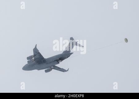 Paratroopers with 1st Battalion, 501st parachute infantry regiment, 4th Infantry Brigade Combat Team (Airborne), 25th Infantry Division, conduct an airborne operation at Malemute drop zone at Joint Base Elemendorf-Richardson, Alaska, Feb., 18, 2021. Stock Photo