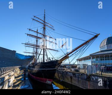 The RRS Discovery ship with the Visitor Centre and V&A Dundee behind, Discovery Point, Dundee, Scotland, UK Stock Photo