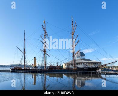 The RRS Discovery with the Visitor Centre behind, Discovery Point, Dundee, Scotland, UK Stock Photo